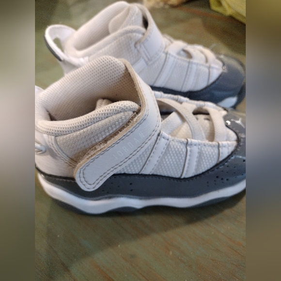 Boy's Jordans sneakers with Velcro ties, size 7C, gray and white. - Picture 4 of 10